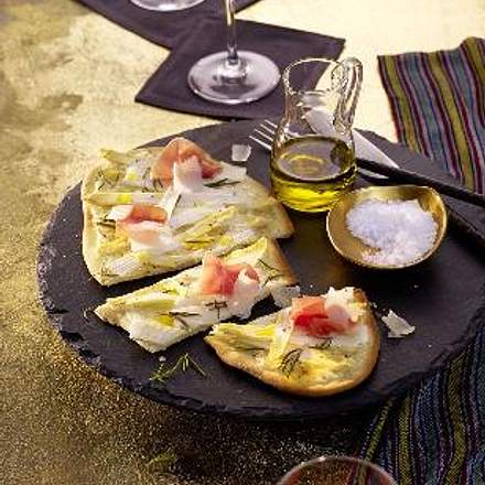Spargelflammkuchen mit Serrano-Schinken Rezept Spargelflammkuchen mit Serrano-Schinken Rezept