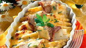 Spargelgratin mit Schweineschnitzel Rezept - Foto: LECKER @ Bauer Media Group