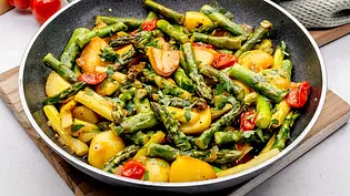 Spargelpfanne mit Kartoffeln Rezept - Foto: ShowHeroes für LECKER @ Bauer Media Group