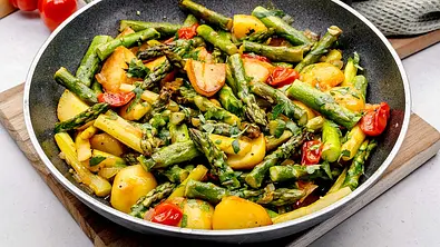 Spargelpfanne mit Kartoffeln Rezept - Foto: ShowHeroes für LECKER @ Bauer Media Group