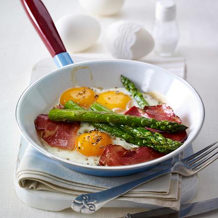 Spargelpfanne mit Speck und Spiegelei Rezept