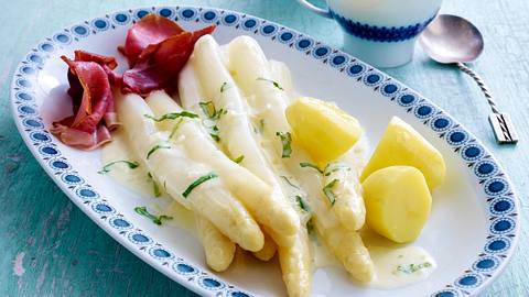 Spargelplatte mit Bärlauchsahne Rezept - Foto: House of Food / Bauer Food Experts KG
