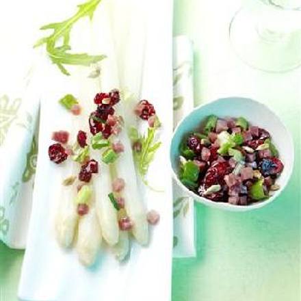 Spargelplatte mit Cranberry-Schinken-Salsa Rezept Spargelplatte mit Cranberry-Schinken-Salsa Rezept