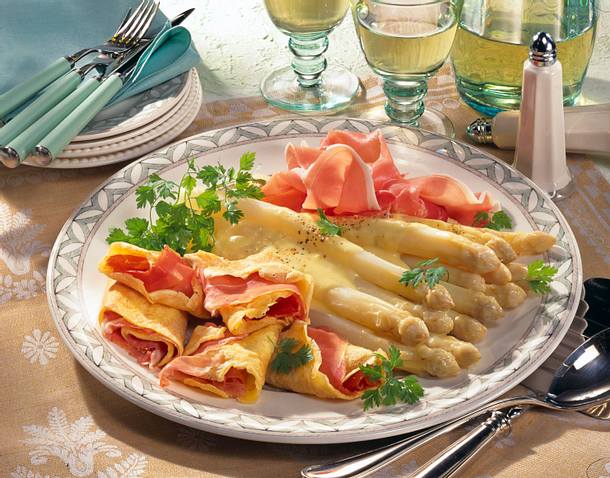 Spargelplatte mit Crespelle Rezept