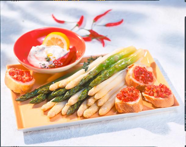 Spargelplatte mit Crostini Rezept Spargelplatte mit Crostini Rezept