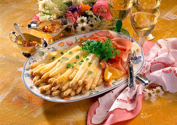 Spargelplatte mit drei Soßen Rezept