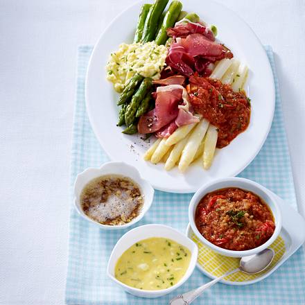 Spargelplatte mit dreierlei Soßen und Schinken Rezept