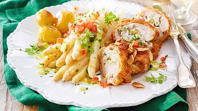 Spargelplatte mit gefüllten Hähnchenschnitzeln Rezept - Foto: LECKER @ Bauer Media Group