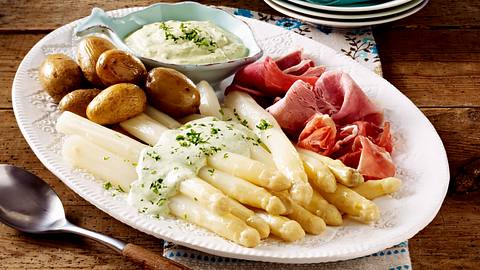 Spargelplatte mit neuen Kartoffeln, Frankfurter grüner Soße und verschiedenem Schinken Rezept - Foto: House of Food / Bauer Food Experts KG