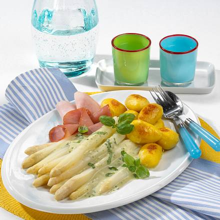 Spargelplatte mit Röstkartoffeln und Basilikumsoße Rezept