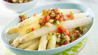Spargelplatte mit Salsa Rezept - Foto: LECKER @ Bauer Media Group