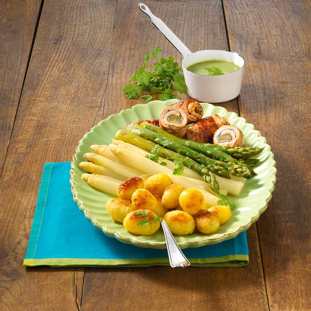 Spargelplatte mit Sauerampfersoße mit Putenröllchen Rezept Spargelplatte mit Sauerampfersoße mit Putenröllchen Rezept