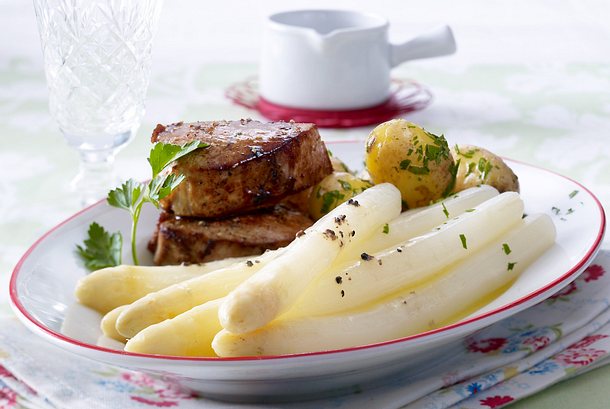 Spargelplatte mit Trüffelbutter und Kalbsmedaillons Rezept Spargelplatte mit Trüffelbutter und Kalbsmedaillons Rezept