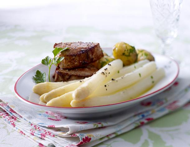 Spargelplatte mit Trüffelbutter und Kalbsmedaillons Rezept Spargelplatte mit Trüffelbutter und Kalbsmedaillons Rezept