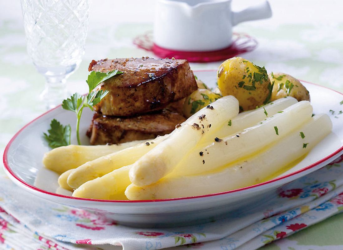 Spargelplatte mit Trüffelbutter und Kalbsmedaillons Rezept Spargelplatte mit Trüffelbutter und Kalbsmedaillons Rezept