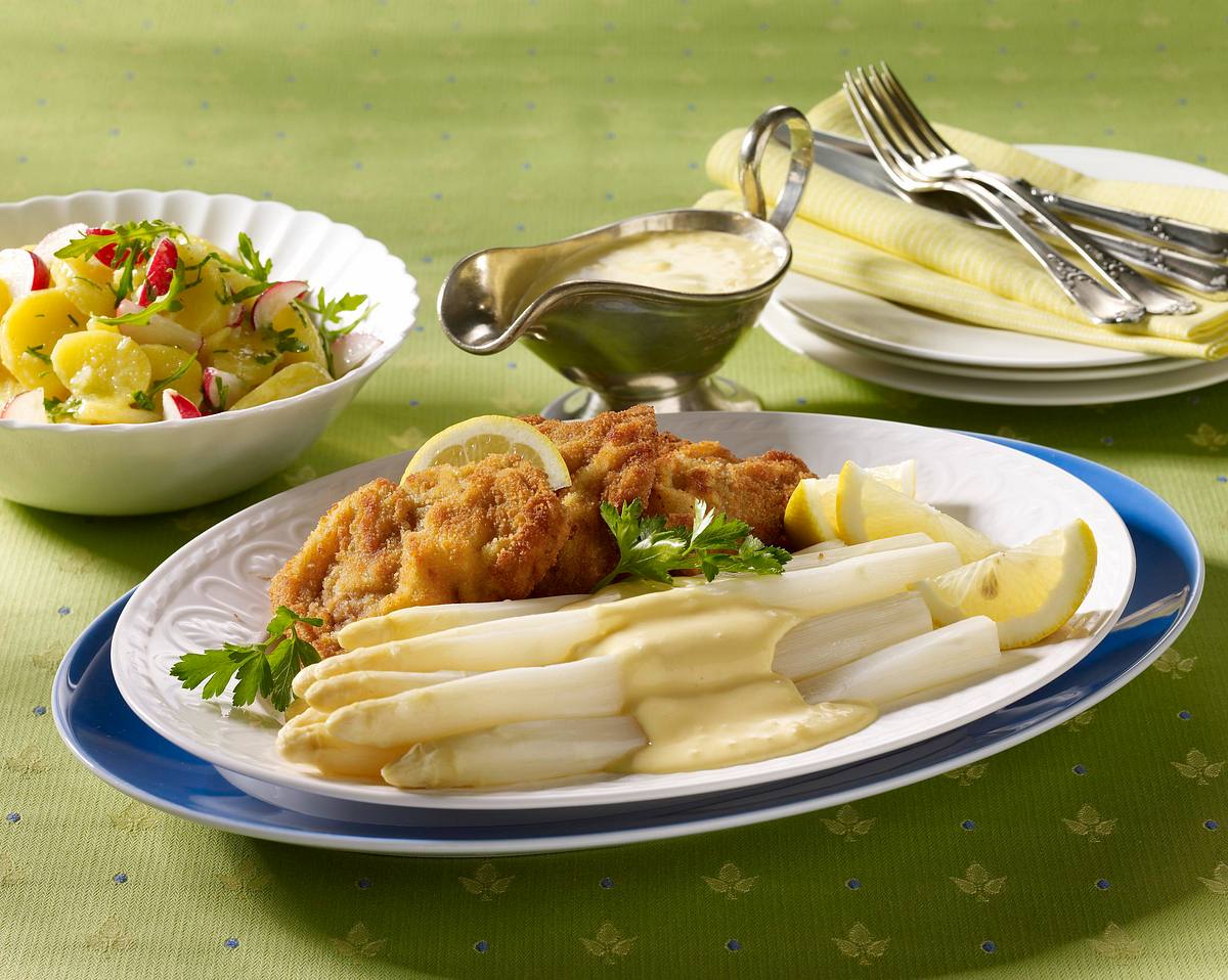 Spargelplatte mit Wiener Schnitzel, Sauce Hollandaise und Kartoffelsalat Rezept