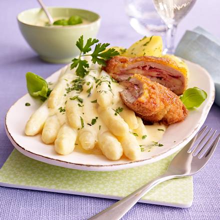 Spargelplatte mit Wiener Schnitzel und Kräuter-Hollandaise Rezept Spargelplatte mit Wiener Schnitzel und Kräuter-Hollandaise Rezept