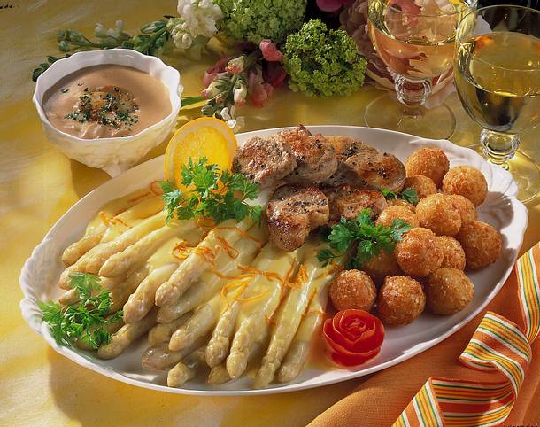 Spargelplatte mit zwei Soßen Rezept Spargelplatte mit zwei Soßen Rezept