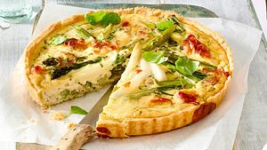 Spargelquiche mit grünem und weißem Spargel - Foto: House of Food / Bauer Food Experts KG