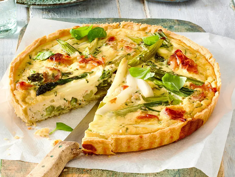 Spargelquiche Spargelquiche mit grünem und weißem Spargel