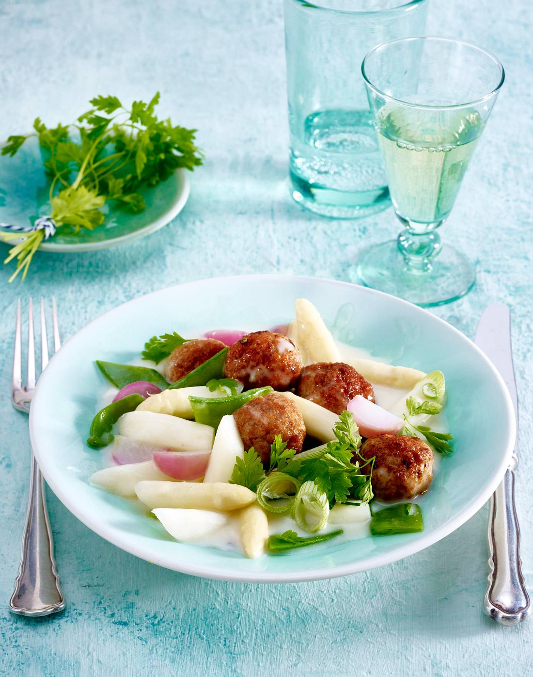 Spargelragout mit Klößen Rezept | LECKER