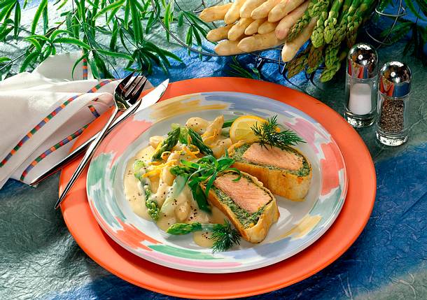 Spargelragout mit Kräuter-Lachsfilet in Blätterteig Rezept Spargelragout mit Kräuter-Lachsfilet in Blätterteig Rezept