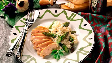 Spargelrisotto mit Hähnchenfilets Rezept - Foto: LECKER @ Bauer Media Group