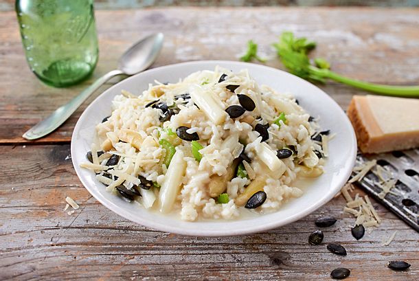 Spargelrisotto mit Kürbiskernbiss Rezept Spargelrisotto mit Kürbiskernbiss Rezept