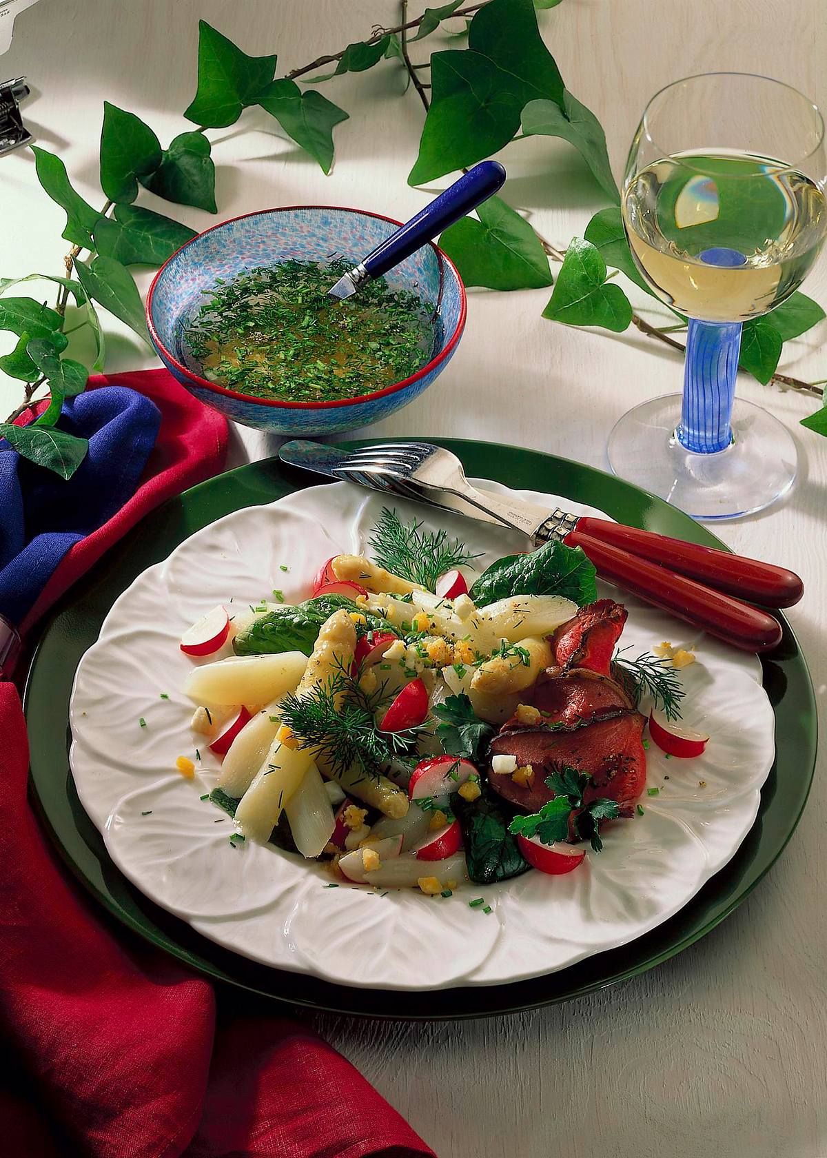 Spargelsalat mit Eier-Kräuter-Vinaigrette Rezept