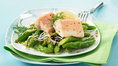 Spargelsalat mit Lachsfilet und Lauchzwiebel-Vinaigrette Rezept - Foto: Pretscher, Tillmann