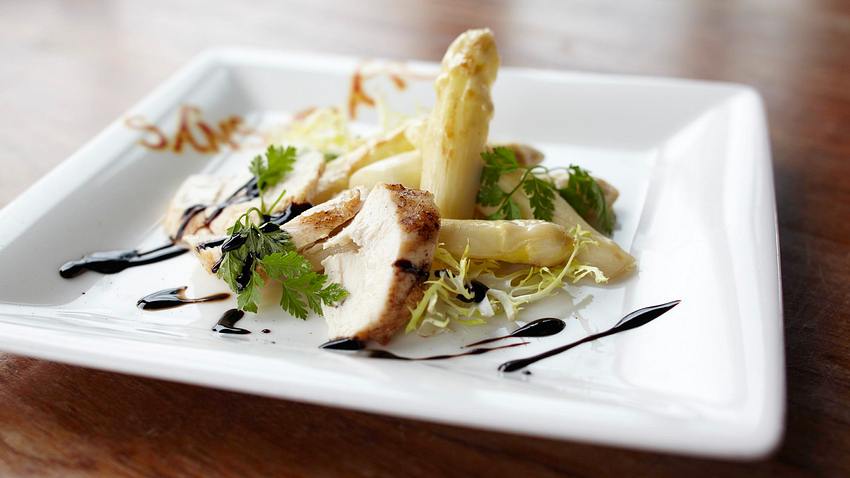 Spargelsalat mit Maishühnchenbrust Rezept - Foto: House of Food / Bauer Food Experts KG