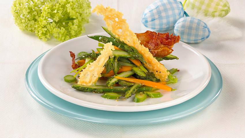 Spargelsalat mit Parmesan-Chips Rezept - Foto: House of Food / Bauer Food Experts KG