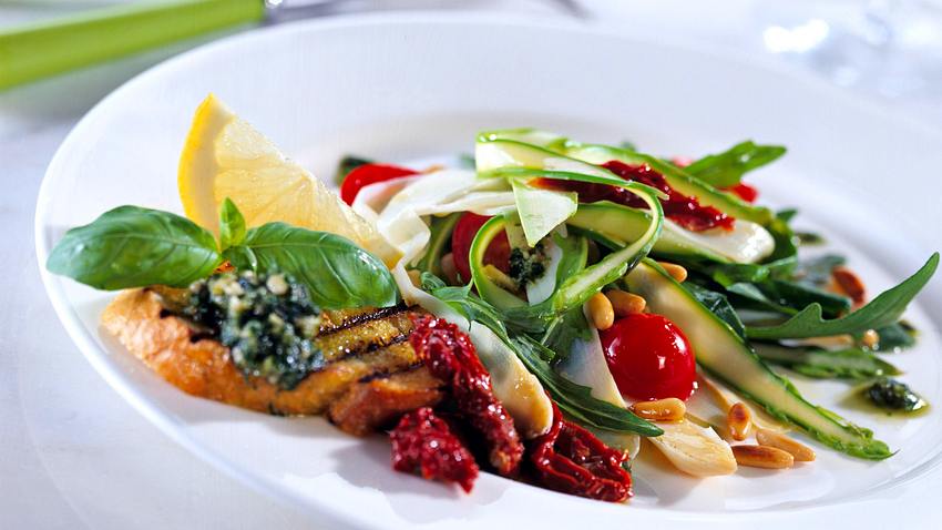 Spargelsalat mit Pesto Rezept - Foto: House of Food / Bauer Food Experts KG