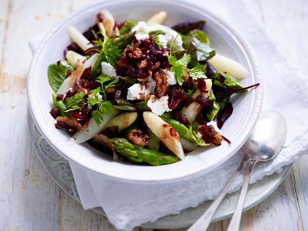 Spargelsalat mit Ziegenkäse und karamellisierten Balsamico-Zwiebeln Rezept