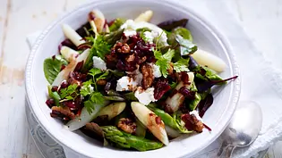 Spargelsalat mit Ziegenkäse und karamellisierten Balsamico-Zwiebeln Rezept - Foto: LECKER @ Bauer Media Group Spargelsalat mit Ziegenkäse und karamellisierten Balsamico-Zwiebeln Rezept - Foto: LECKER @ Bauer Media Group