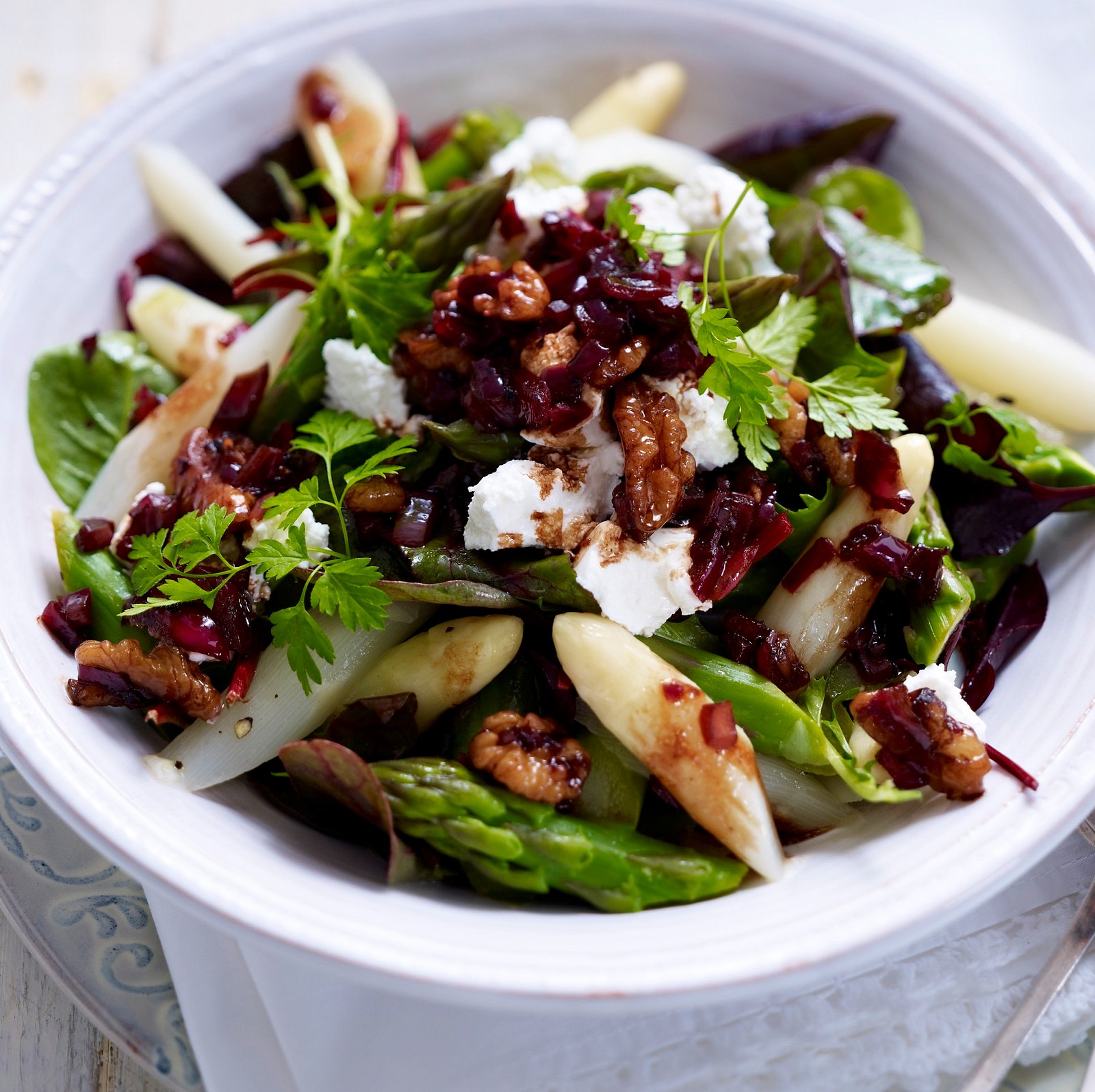 Spargelsalat mit Ziegenkäse und karamellisierten Balsamico-Zwiebeln Rezept