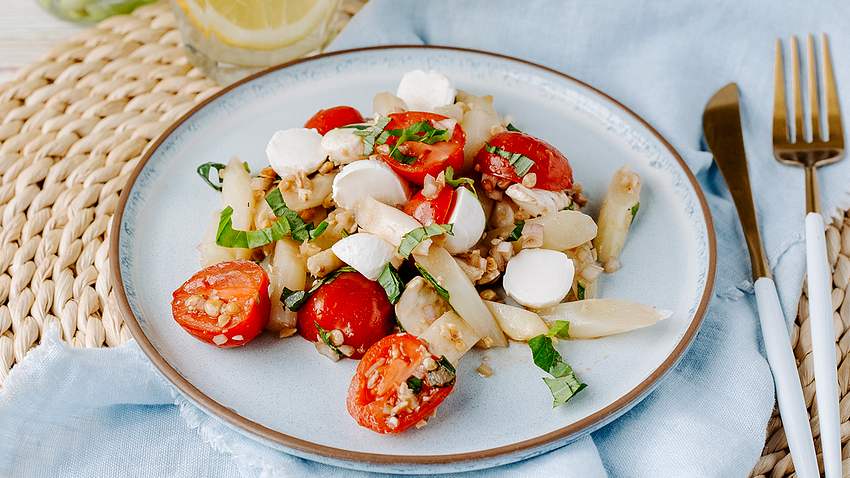Spargelsalat Tomate-Mozzarella Rezept - Foto: ShowHeroes