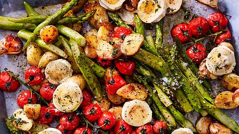 Spargelsalat vom Blech mit neuen Kartoffeln und Ziegenkäse - Foto: House of Food / Bauer Food Experts KG