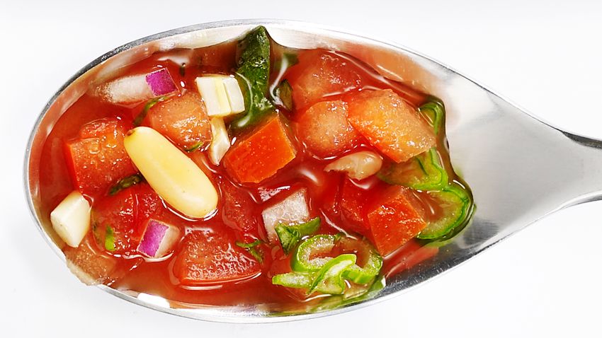 Spargelsoße auf dem Löffel: Tomaten-Basilikum Salsa Rezept - Foto: House of Food / Bauer Food Experts KG