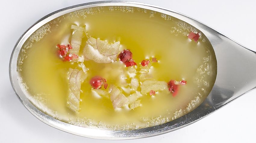Spargelsoße auf Löffel: Butter-Soße mit Schalottenwürfeln und Rosa Beeren Rezept - Foto: House of Food / Bauer Food Experts KG
