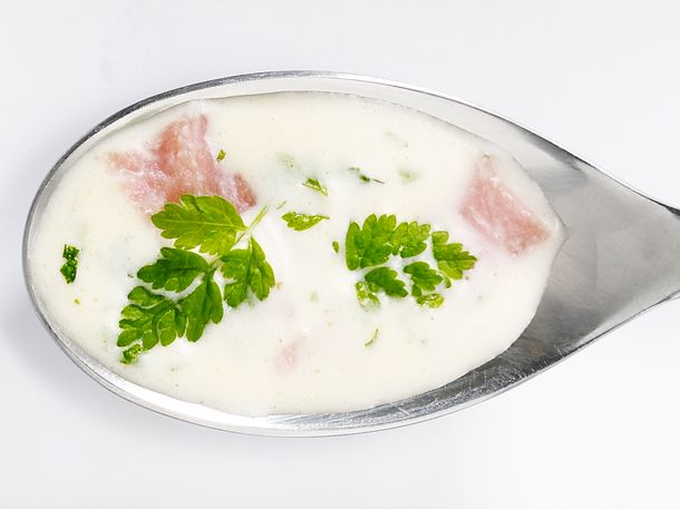 Spargelsoße auf Löffel: Schinken-Sahne-Soße mit Kerbel Rezept Spargelsoße auf Löffel: Schinken-Sahne-Soße mit Kerbel Rezept
