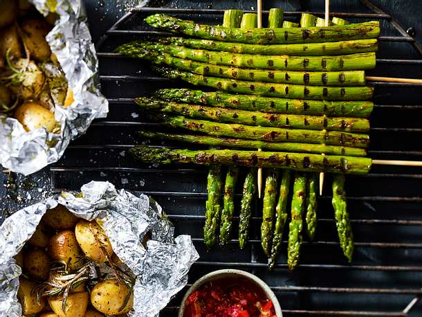 Spargelspieße mit Tomatendressing und Kartoffeln Rezept