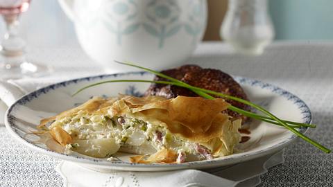 Spargelstrudel mit Philadelphia-Schnittlauchcreme und Katenschinken Rezept - Foto: House of Food / Bauer Food Experts KG