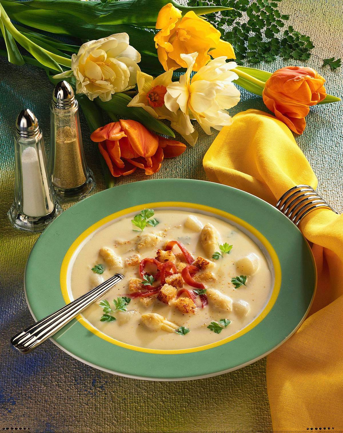 Spargelsuppe mit Croûtons Rezept