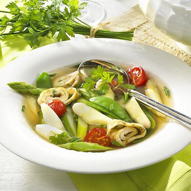Spargelsuppe mit Kerbel-Flädle Rezept Spargelsuppe mit Kerbel-Flädle Rezept