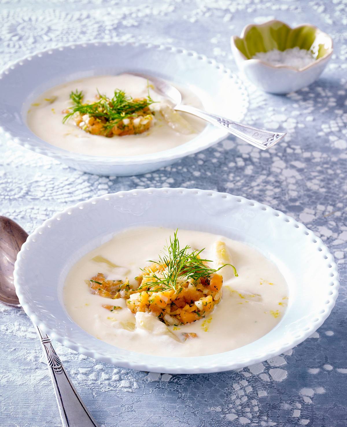 Spargelsuppe mit Lachstatar Rezept