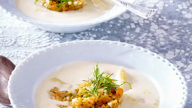 Spargelsuppe mit Lachstatar Rezept - Foto: LECKER @ Bauer Media Group