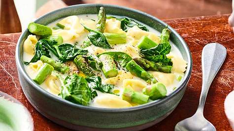 Suppe mit grünenem Spargel in modernem Teller - Foto: House of Food / Bauer Food Experts KG