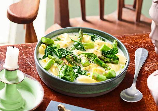 Spargelsuppe mit Tortelloni-Prosa Rezept
