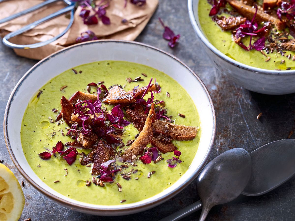 Spargelsuppe mit Würzcroûtons Rezept